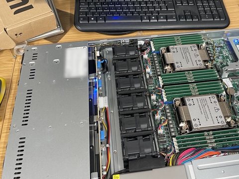 Geöffneter Server im Labor